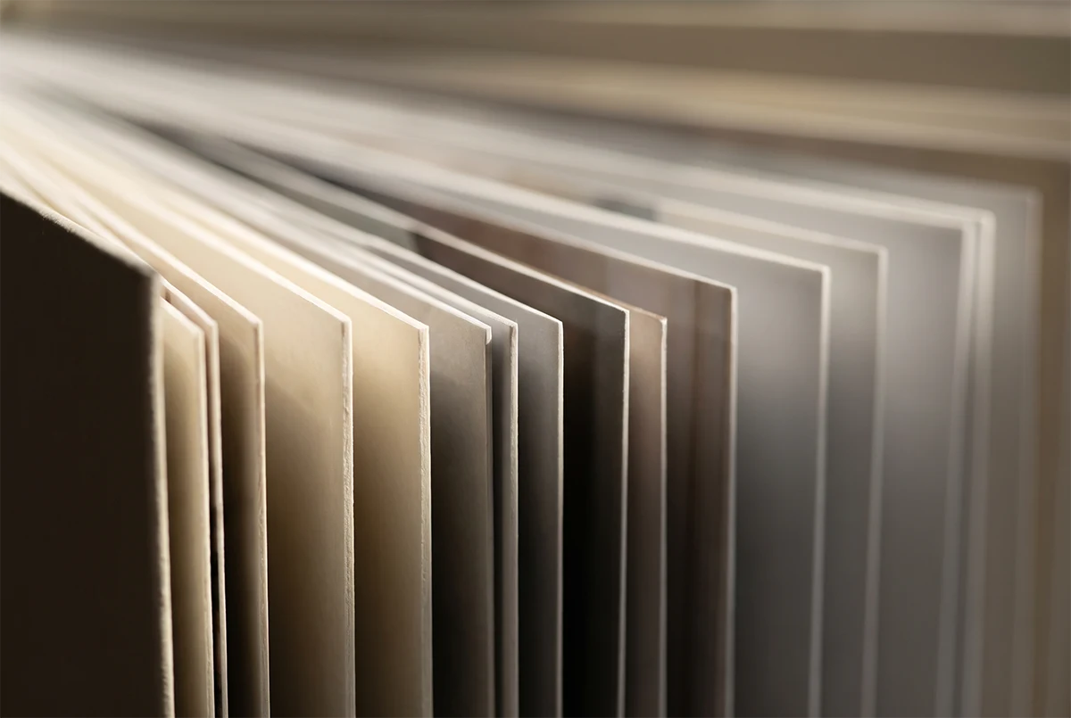 Canto de un álbum con páginas de papel fotográfico de 800 gramos