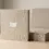 Álbum de fotos de lino con placa metálica junto a su caja rígida