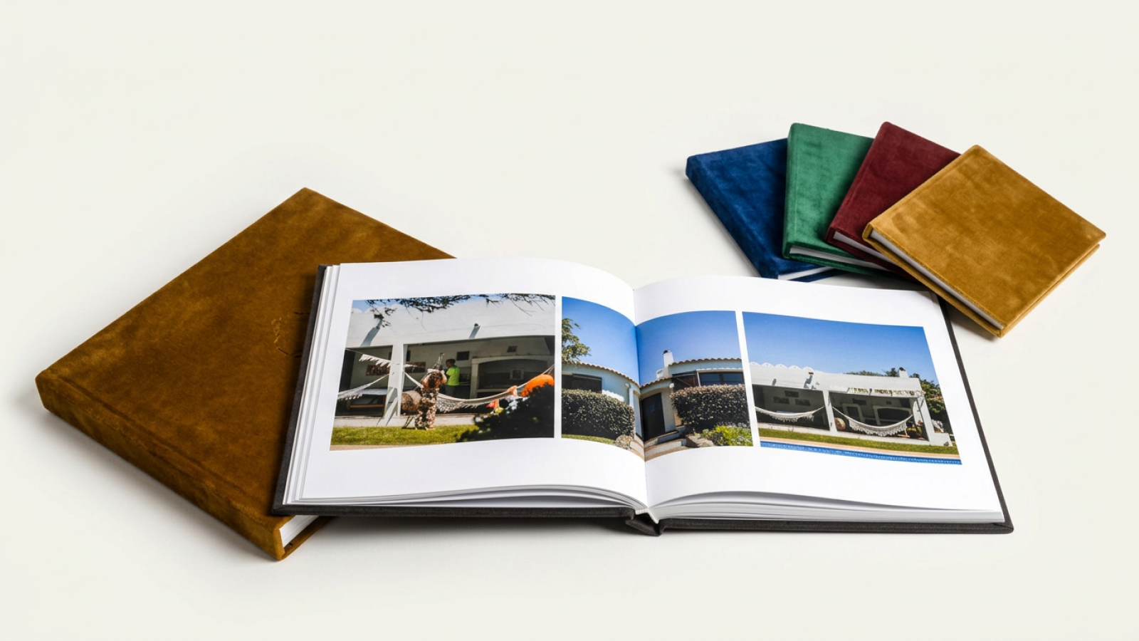 Doble página abierta en plano de un álbum de terciopelo con fotos antiguas de familia