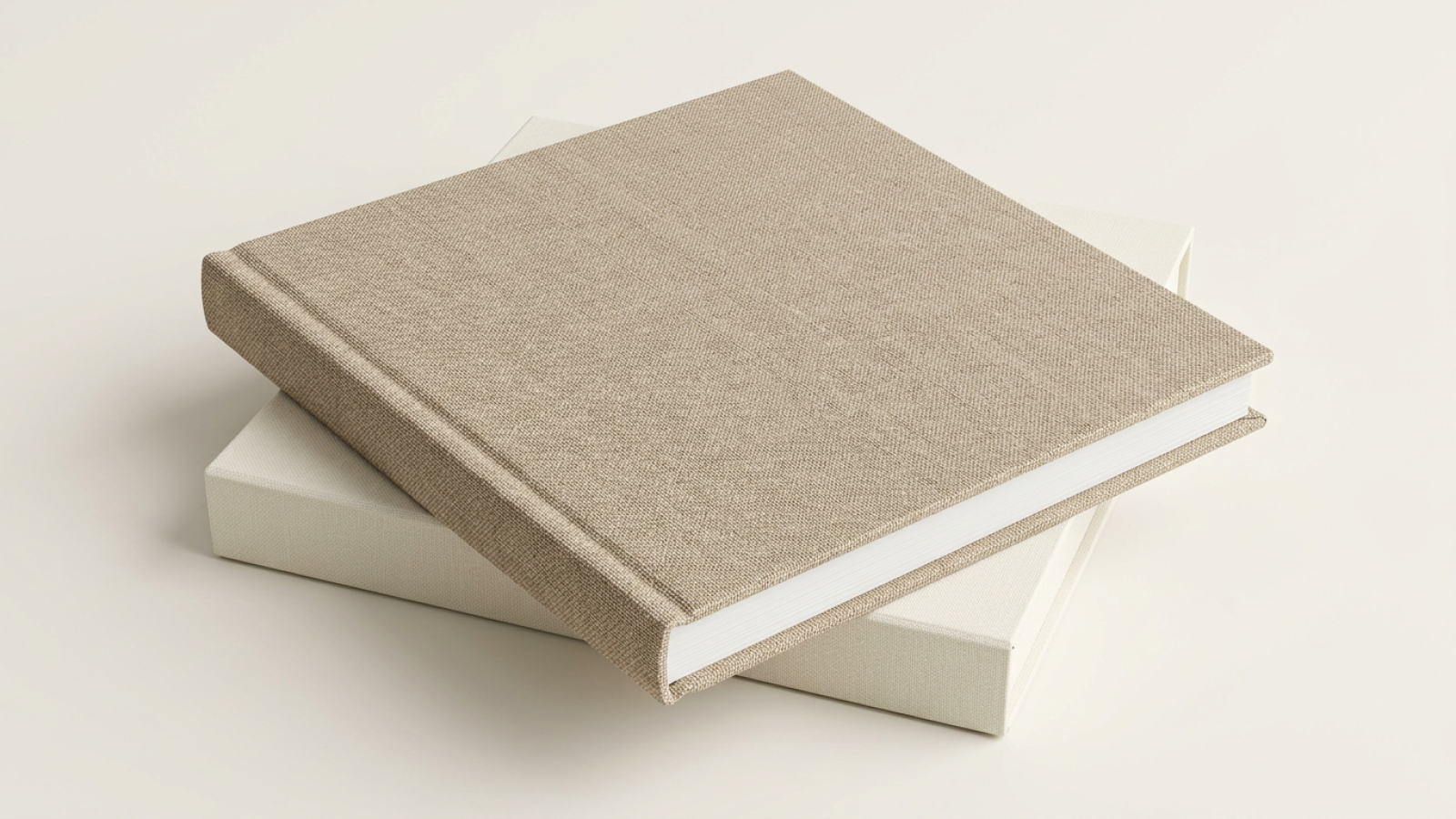 Detalle de la cubierta de lino natural de un álbum de fotos junto a su caja rígida