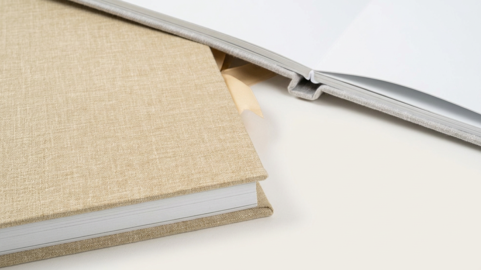 Detalle de la textura de una cubierta de lino natural y el bloque de páginas de un álbum