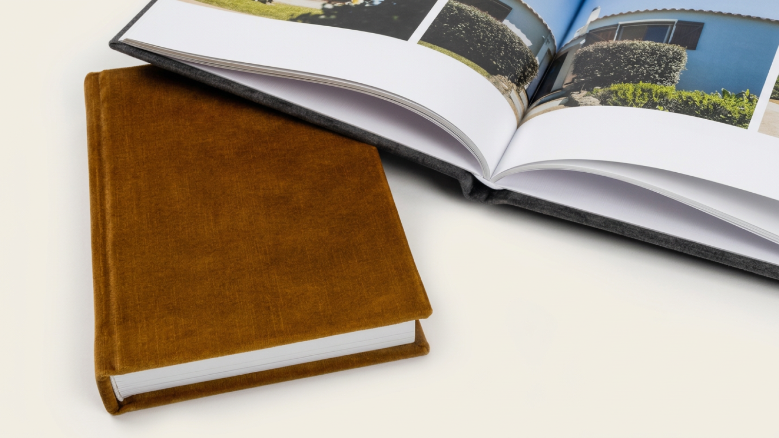 Álbum de fotos con cubierta de terciopelo marrón junto a su caja rígida